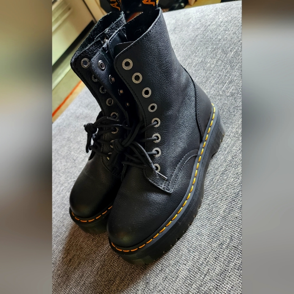 Dr. Martens Jadon III US womens size 9 mens 8 EU 41 black pisa leather platforms